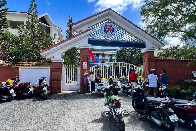 Hiệu trưởng bị đình chỉ việc vụ tố thực phẩm 'bẩn' vào bữa ăn bán trú