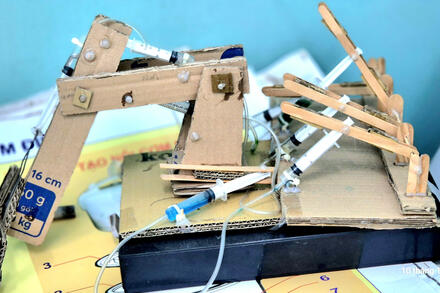 Dự án 1 Sản phẫm cánh tay rô bốt thuỷ lực học sinh