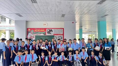 Trao yêu thương từ Nguyễn Văn Tố đến miền Trung.