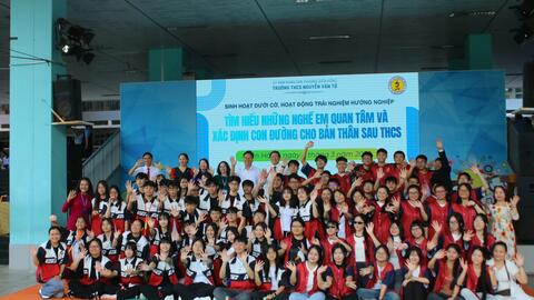 Sinh hoạt dưới cờ – Hoạt động trải nghiệm, hướng nghiệp do tập thể lớp 9/9 và 9/10 thực hiện.