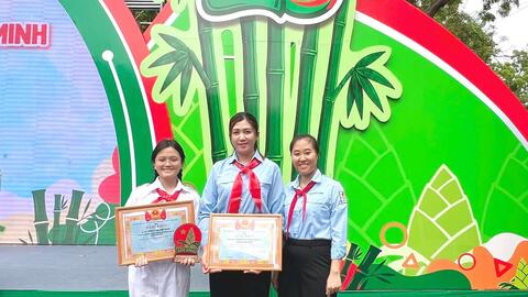 Liên đội THCS Nguyễn Văn Tố tự hào đón nhận Bằng khen cấp Thành phố.