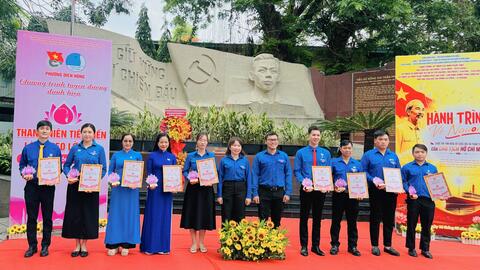 Chúc mừng các gương thanh niên tiên tiến làm theo lời Bác.