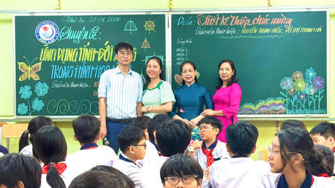 Nhóm Toán 6 thực hiện tiết Chuyên đề ''Ứng dụng tính đối xứng trong hình học lớp 6'' và tiết thao giảng '' Dự án thiết kế thiệp chúc mừng''