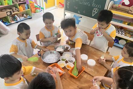 ảnh trẻ trải nghiệm làm kem