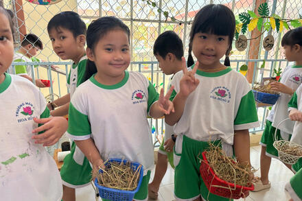 Hoạt động trãi nghiệm thu hoạch trứng gà của lớp lá 2.