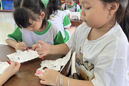 Làm thiệp mừng 8/3. Độ tuổi 5 -6 tuổi. Giáo viên: Võ Thị Thùy An