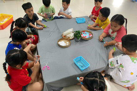 Hoạt động làm Lồng đèn Trung thu lớp Lá 1