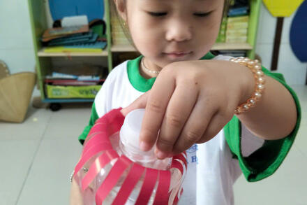 Hoạt động làm Lồng đèn Trung Thu lớp MẦM 1