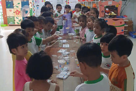 Bé khéo tay làm lồng đèn-Lớp Lá 3