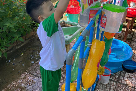 Các bé vui Chơi Ngoài Trời