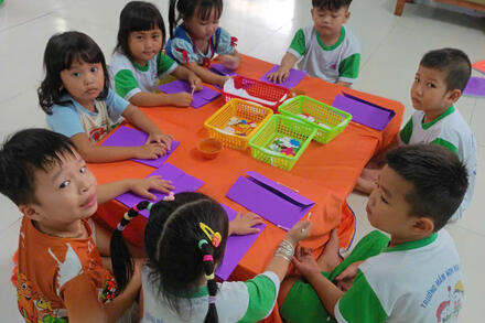 Hoạt động thẫm mỹ: Làm thiệp chúc mừng ngày 20/11 lớp chồi 4