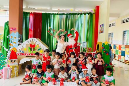 Tổ chức "Giáng sinh" cho các ban lớp Mầm 4 Trường Mầm non Hoa Hồng 2