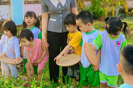 Hoạt động trải nghiệm bé chăm sóc vườn rau