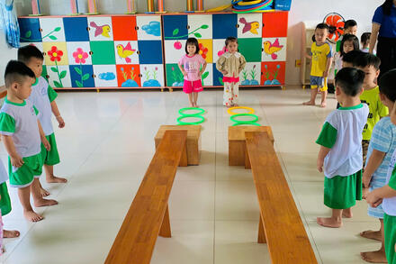 Hoạt động học: VĐCB: Bật qua vòng- đi trên ghế thể dục