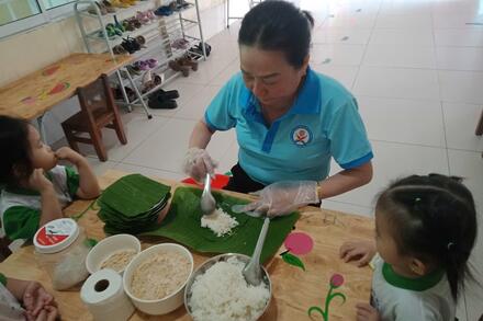 NHÀ TRẺ 1: HOẠT ĐỘNG TRẢI NGHIỆM: " LÀM CƠM NẮM"