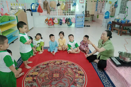 NHÀ TRẺ 1: HOẠT ĐỘNG TRẢI NGHIỆM: " LỘT TRỨNG CÚT"