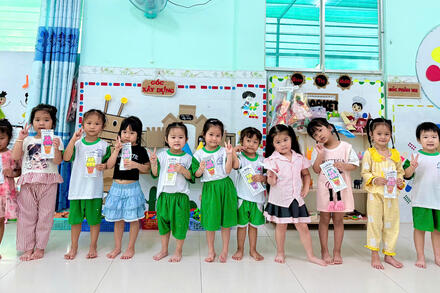 Tô màu thiệp chúc mừng ngày 8/3 tặng mẹ