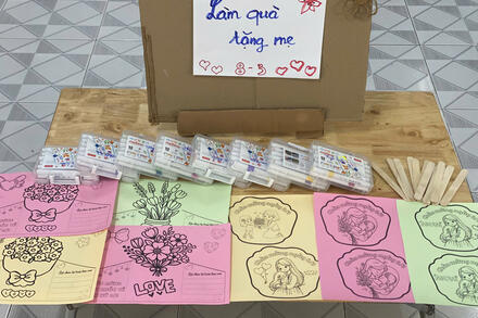 Hoạt động tạo hình: "Làm quà tặng mẹ nhân ngày quốc tế phụ nữ 8/3"