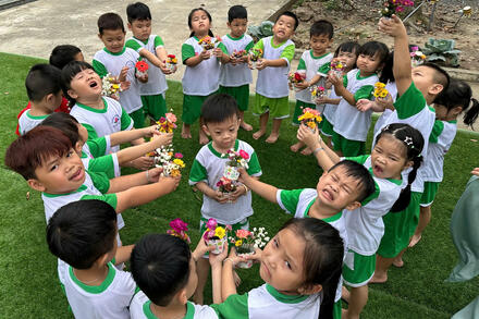 HOẠT ĐỘNG TRẢI NGHIỆM CẮM HOA NHÂN NGÀY 8/3