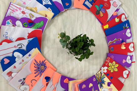 HOẠT ĐỒNG  LÀM THIỆP CHÚC MỪNG NGÀY 8/3 CỦA LỚP LÁ 1