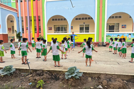 hoạt động thể dục sáng của lớp lá 5.