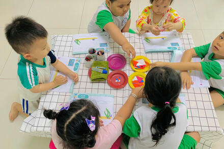 Hoạt động học: Dán con cá