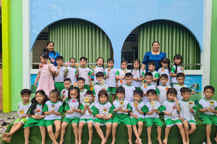 HOẠT ĐỘNG LÀM HOA TẶNG MẸ NGÀY 8/3 CỦA LỚP LÁ 5.