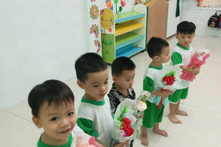 NHÀ TRẺ 1: BÔNG HOA YÊU THƯƠNG NHÂN  NGÀY QUỐC TẾ PHỤ NỮ 8/3